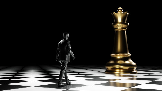 一个商人的黑色身影走到棋盘上的金皇后棋子上。图片下载