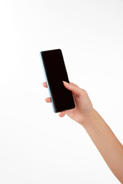 女性在白色背景下使用手机图片下载