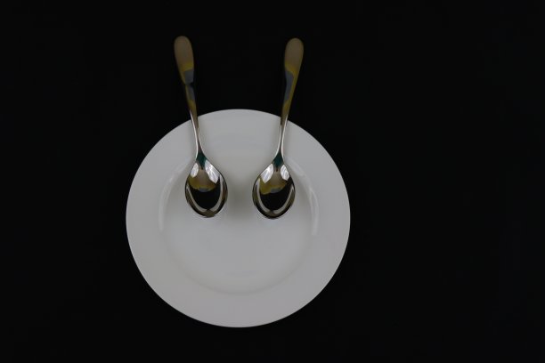 盘子上的勺子图片下载