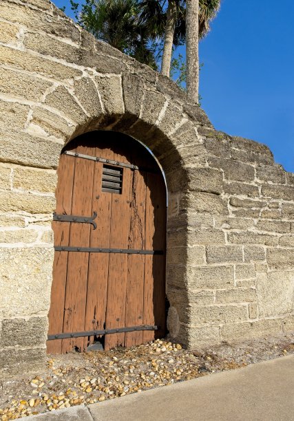 沿着圣奥古斯丁码头区的海洋街，古老的拱形木门进入石墙图片下载