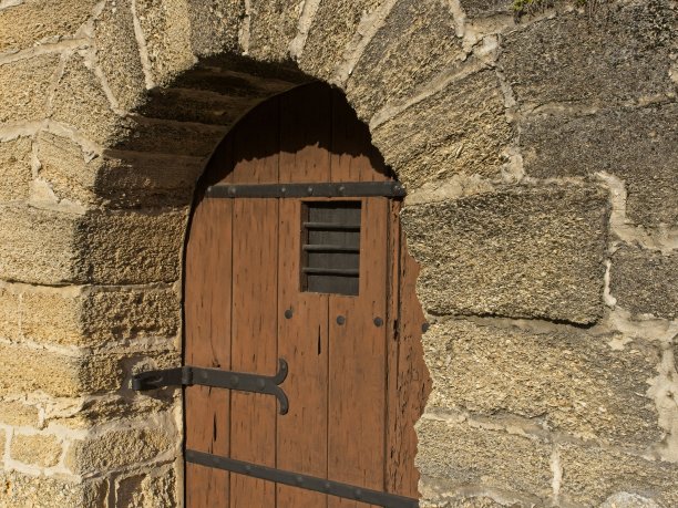 沿着圣奥古斯丁码头区的海洋街，古老的拱形木门进入石墙图片下载