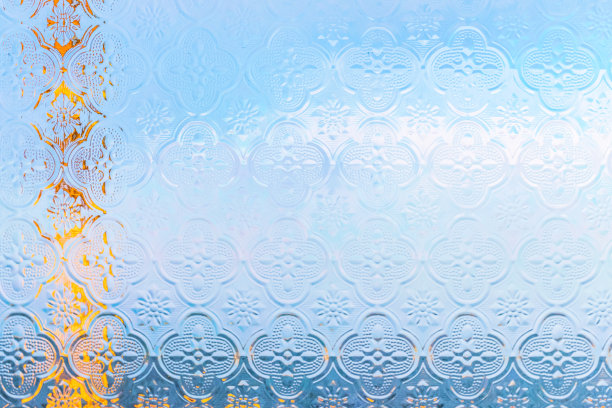 透过半透明的玻璃向窗外望去，海滩，大海，天空图片下载