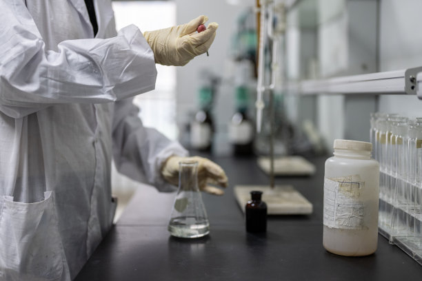 一位女士正在做实验室测试图片下载