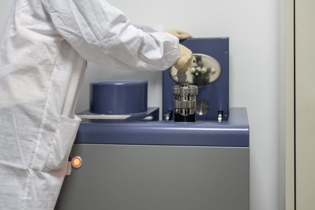 一位妇女正在做煤炭质量检查图片下载