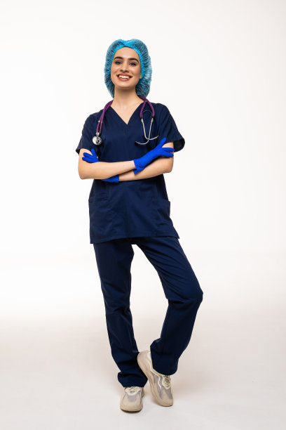 全身肖像的妇女在白色的背景上孤立的白色长袍图片下载