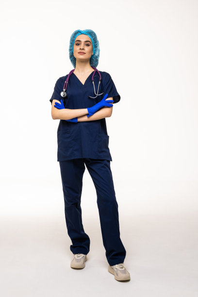 全身肖像的妇女在白色的背景上孤立的白色长袍图片下载