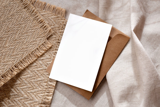 优雅的经典极简主义商业品牌模板，空白纸卡与模拟复制空间在温暖的中性米色背景图片下载