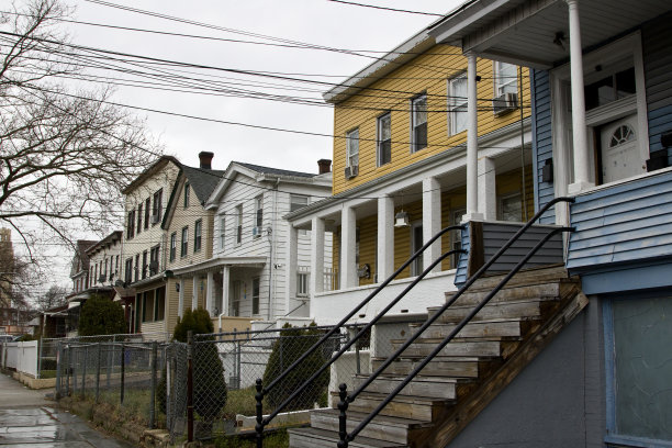 下雨天的市中心居民区图片下载