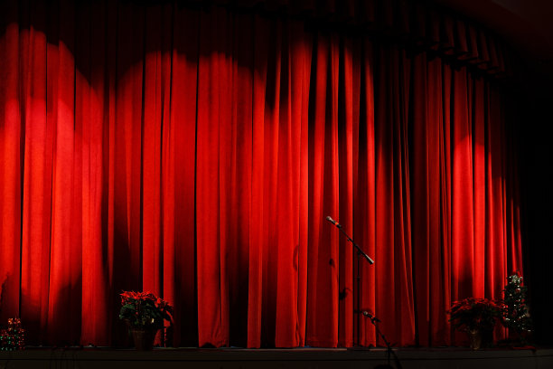 红色窗帘和麦克风，舞台上没有人图片下载
