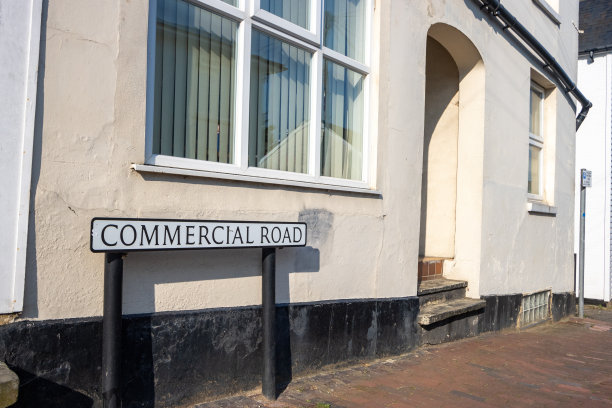 英国肯特郡皇家滕布里奇韦尔斯商业路的街道名称标志图片下载