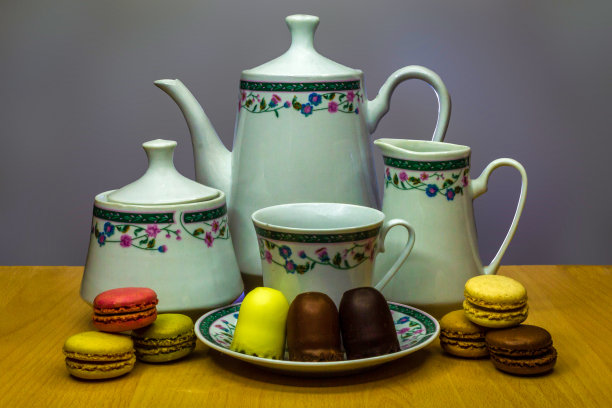 一套茶具和一些糖果图片下载