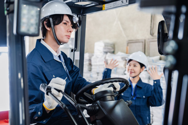 报纸分发中心的工作人员图片下载