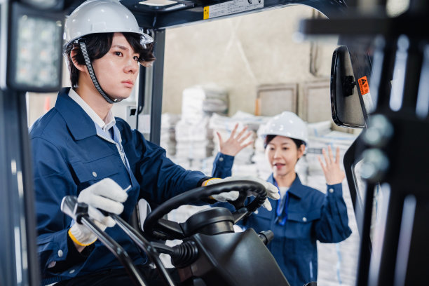 报纸分发中心的工作人员图片下载