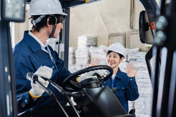 报纸分发中心的工作人员图片下载