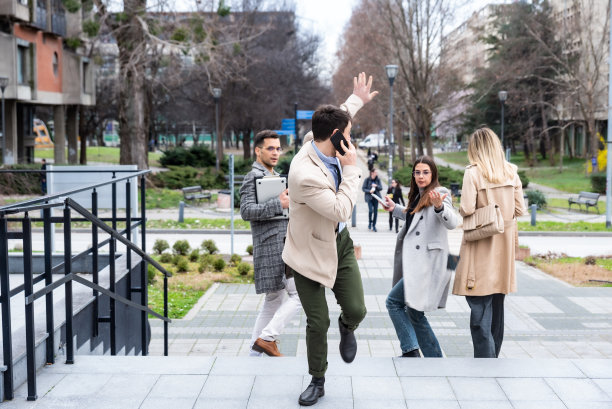 一个年轻的商人跑上楼去面试他申请的公司的工作，而人力资源经理正在办公室等他。人力资源主管迟到图片下载
