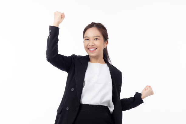 肖像美丽的女商人在西装站在高兴和成功孤立在白色背景，年轻的亚洲女商人是经理或执行微笑与自信和兴奋的胜利。图片下载