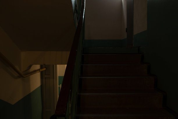 第聂伯罗市一栋公寓楼里的旧苏联肮脏黑暗的楼梯图片下载