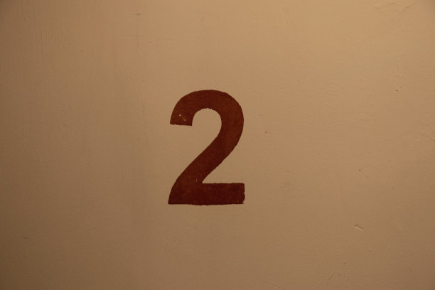 红色2号漆在二楼楼梯的墙上图片下载