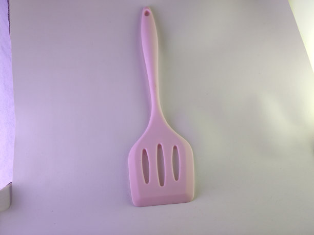 硅胶锅铲粉白底色图片下载