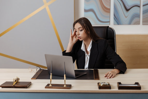 愤怒、压力大的年轻商业女性对电脑问题感到烦恼，办公室职员讨厌卡住的笔记本电脑，悲伤的女士对坏的在线消息、数据丢失、软件故障感到沮丧图片下载