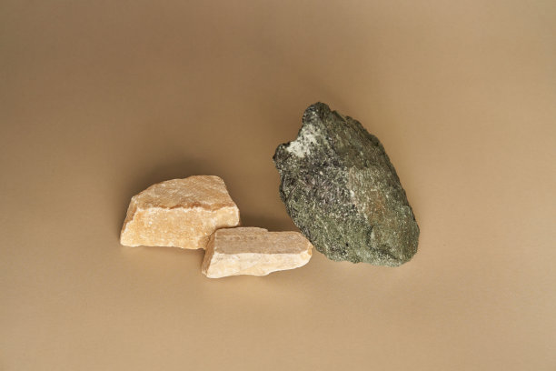 设计简约的讲台由三块石头制成，用于化妆品的展示。天然石材与空间复制。高质量照片图片下载