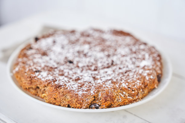 胡萝卜葡萄干派放在白桌子上的盘子里。不含牛奶和鸡蛋的无麸质派。选择性聚焦，文本空间。饮食甜点。健康饮食的概念。高质量照片图片下载