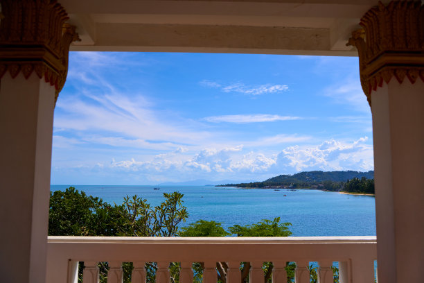 从海湾的凉亭看，碧蓝的海水清澈图片下载