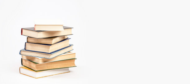 浅色背景上的一堆书。读纸质书的概念，学习。图片下载