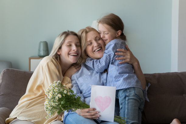 小女孩，她妈妈在向奶奶祝贺节日图片下载