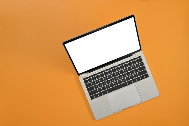 现代笔记本电脑在黄色背景上的空白白色屏幕的俯视图，复制空间和工作空间的概念。图片下载