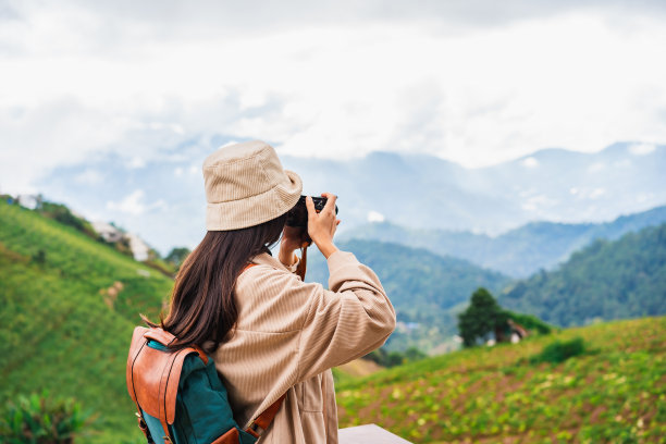 年轻女子旅行者在美丽的山间风景，旅行的生活理念图片下载