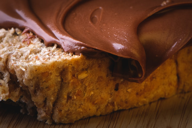 巧克力涂在面包片上图片下载