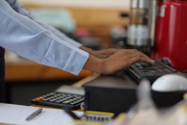 年轻的非洲女性小企业主在咖啡馆工作。在咖啡店工作的员工。图片下载