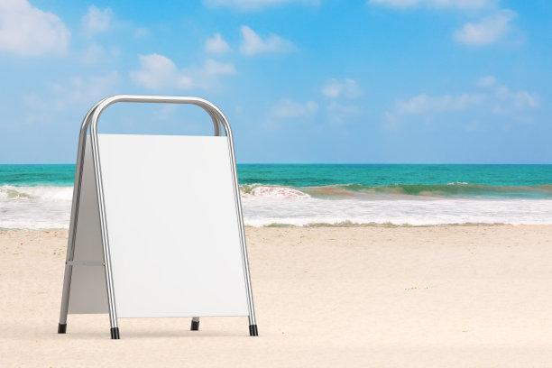 白色空白广告推广站在海洋或海洋夏季海滩。3d渲染图片下载