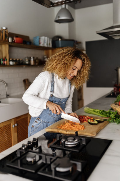女人在厨房准备食物。图片下载