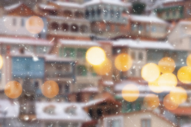 第比利斯市美丽的冬季模糊背景与飘落的雪和散景灯图片下载