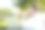 一名男子看着电脑屏幕向在线会议的参与者打招呼。快乐的年轻人在公园里用笔记本电脑和朋友在线交流。微笑的男人看着笔记本电脑屏幕，在户外图片下载
