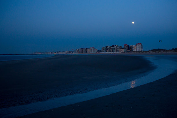 比利时诺克海滩的夜晚图片下载