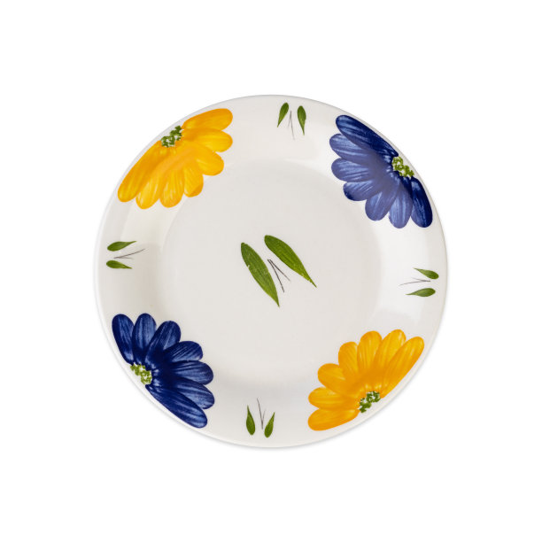 古老的白色装饰的陶瓷盘，黄色和蓝色的花朵孤立在白色的背景图片下载