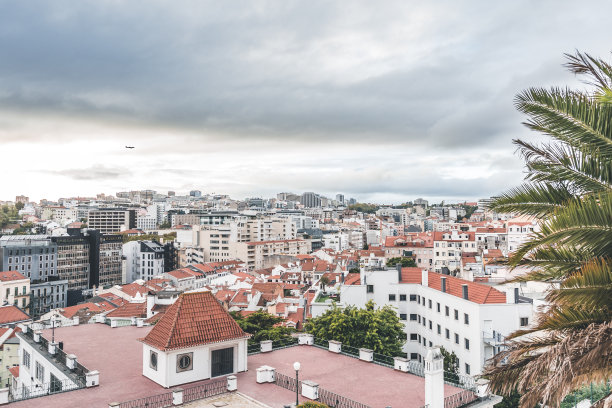 葡萄牙里斯本的空中全景。里斯本老城天际线的无人机照片。葡萄牙首都日出时的历史街区图片下载