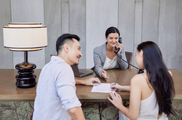 年轻的亚洲夫妇签订合同，进行法律交易，贷款或抵押，购买房地产，新公寓，与银行或咨询机构会面图片下载