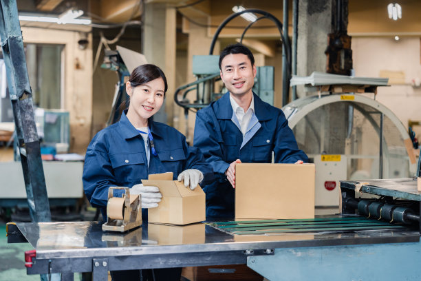 运送包裹的工作人员图片下载