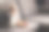 小女孩抱着沙发上的企鹅玩具图片下载