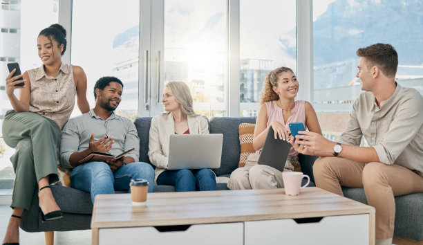 团队，笔记本电脑和设计师在现代办公室沙发讨论网页设计协作，战略创新和创意会议。在机构沙发上进行团队合作，讨论和规划技术开发图片下载