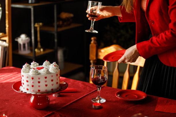 在桌子上放上几杯红酒，浪漫地庆祝情人节图片下载