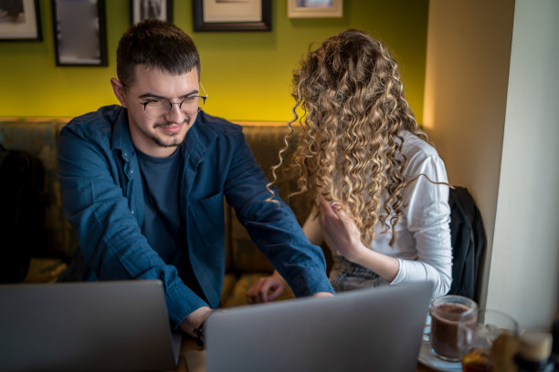 Business people working together at a café using their laptops图片下载