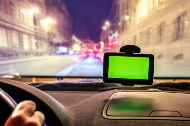 驾驶车窗上装有导航仪的人图片下载