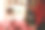 年轻女子为情人节庆祝活动摆桌子，享受一杯葡萄酒图片下载