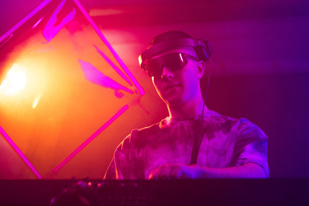 俱乐部DJ戴着墨镜在派对上播放音乐图片下载