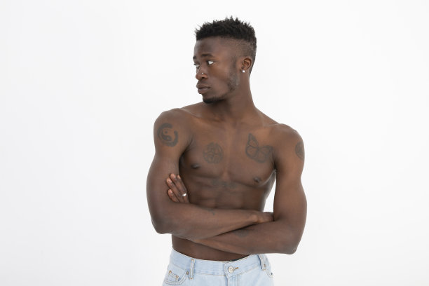 这位非洲裔黑人赤裸上身，身上有纹身。图片下载
